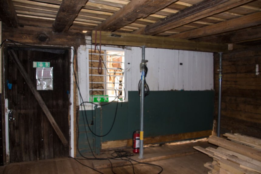 Den gröna färgen kommer att användas i rummet när allt är klart, bland annat på boxarna där hästarna skall stå. Foto: Per Hallén 2016