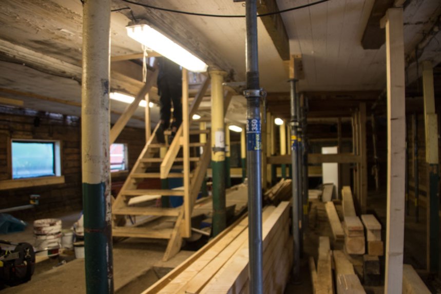 Trappan går upp mitt i de gamla foderbåsen. Fönsterna håller på att renoveras och mycket timmer har fått bytas ut. Foto: Per Hallén 2016