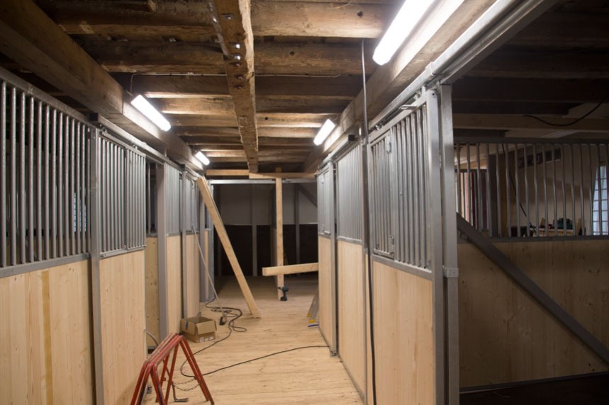 Nya boxar till föreningens hästar. Foto: Per Hallén 2016.