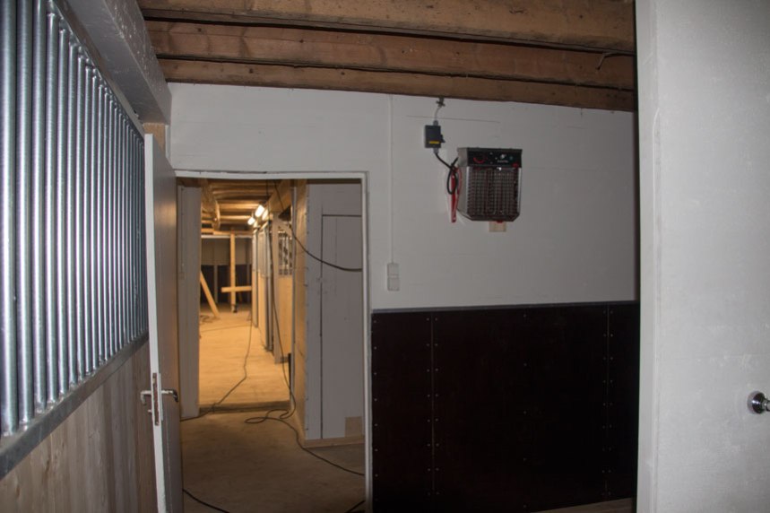 Vy genom stallbyggnaden. Foto: Per Hallén 2016.