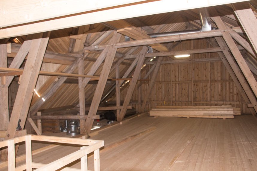 Här skall inte förvaras hö, nog skulle rummet kunna nyttjas till något annat än enbart förvaring. Foto: Per Hallén 2016.