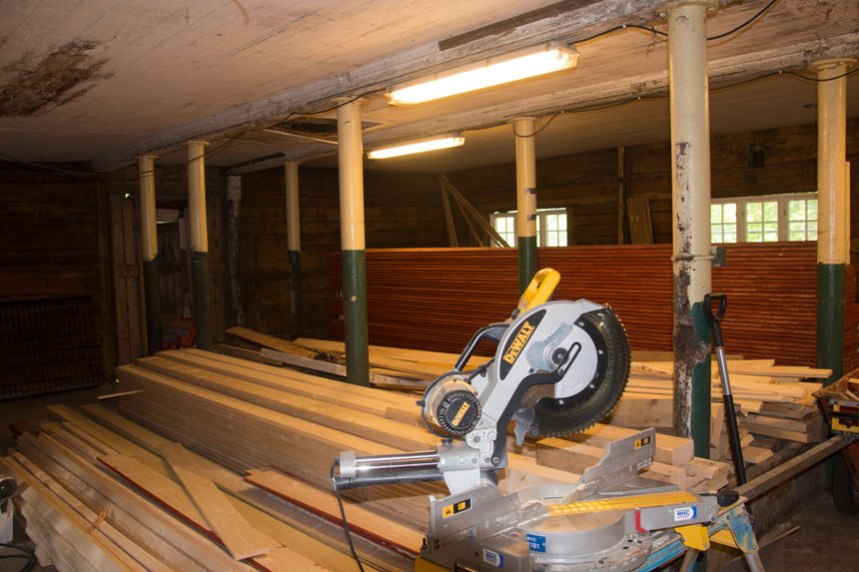 Ännu är ladugården en arbetsplats. Foto: Per Hallén 2016.