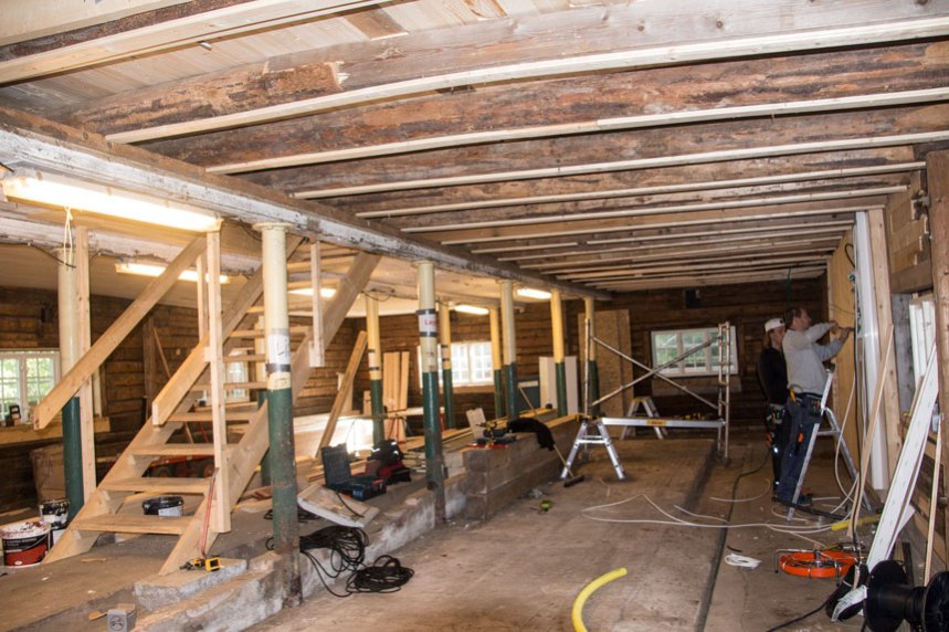 Längst bort till höger i bild skall ridklubben få ett fikarum. Foto: Per Hallén 2016.