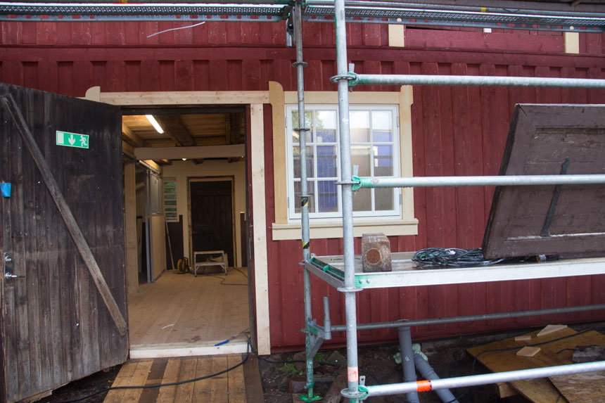 Foder kring dörrar och fönster har fått en enhetlig och tidstypisk utformning. Foto: Per Hallén 2016.