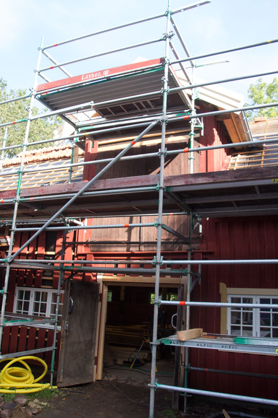Ladugården kommer att renoveras ännu en tid innan även den är klar. Foto: Per Hallén 2016.