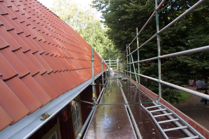 Närbild på stallbyggnadens tak. Foto: Per Hallén 2016.