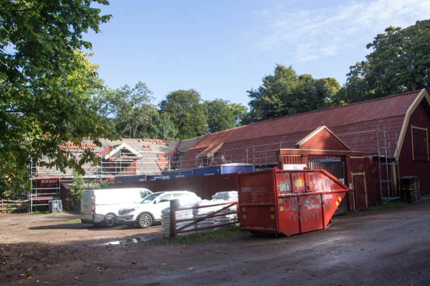 Större delen av taket är nu klart, men ännu återstår arbete med ladugårdsdelen.