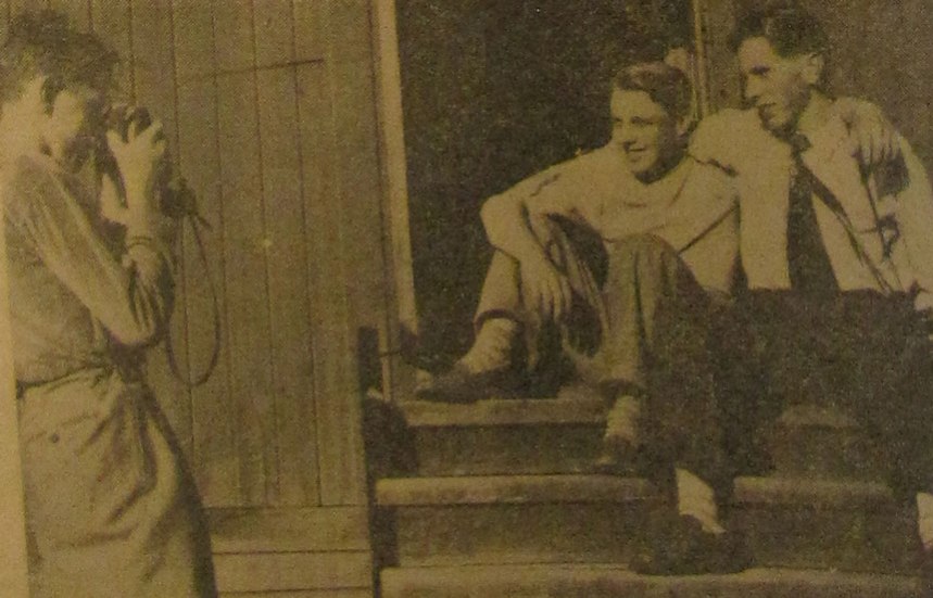 Från Striberg och gruvorna kommer de här tre grabbarna tillsammans med 69 andra i sin buss, och Bo Åsling förevigar här kamraterna Sven-Olov Karlsson och Stig Vernersson, som tillbringar en stilla aftonstund på trappan före kvällens övningar på Liseberg.