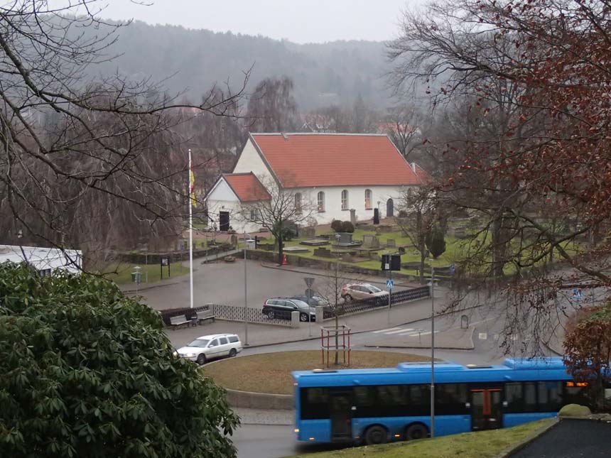 Kyrkan ligger nedanför Stommens tomt.
