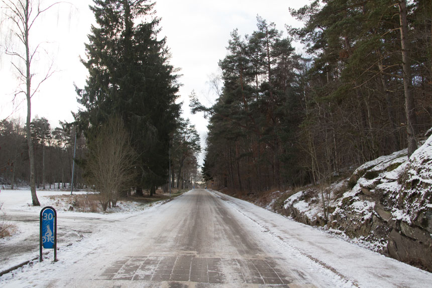 Vägen mot Härlanda tjärn idag. Om förslaget till ny skola blir verklighet skall