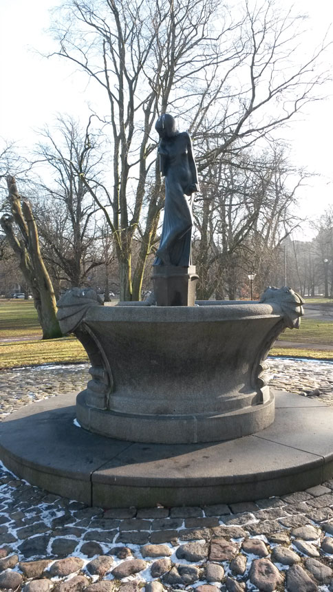 Flickan och sjötrollen hittar du i centrala Göteborg (se denna länk) den restes 1919, kanske finns ett samband med sagan om trollet i Delsjön? Foto: Per Hallén 2017.