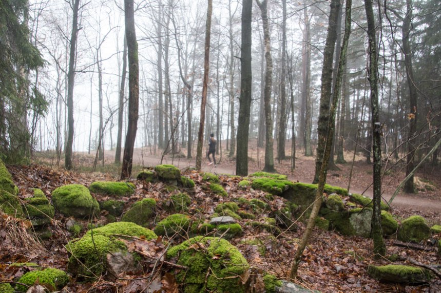 Ett övergivet torp vid Delsjön, men vem är det som springer genom dimman - är det Maria eller är det trollet....? Foto: Per Hallén 2017.